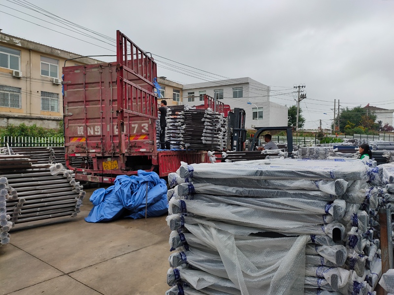 金用護欄2020年7月17日下午鋅鋼玻璃護欄產品裝車發貨! 金用護欄2020年7月17日下午鋅鋼玻璃護欄產品裝車發貨!