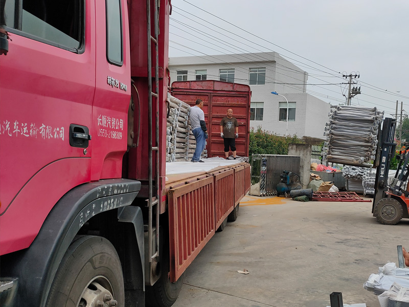 金用護(hù)欄2020年7月26日陽臺(tái)玻璃護(hù)欄裝車發(fā)貨！