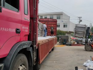 金用護(hù)欄2020年7月26日陽臺(tái)玻璃護(hù)欄裝車發(fā)貨！