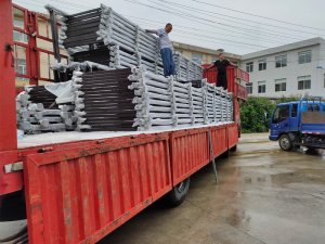 金用護(hù)欄2020年7月27日鋅鋼玻璃陽臺(tái)護(hù)欄裝車發(fā)貨！