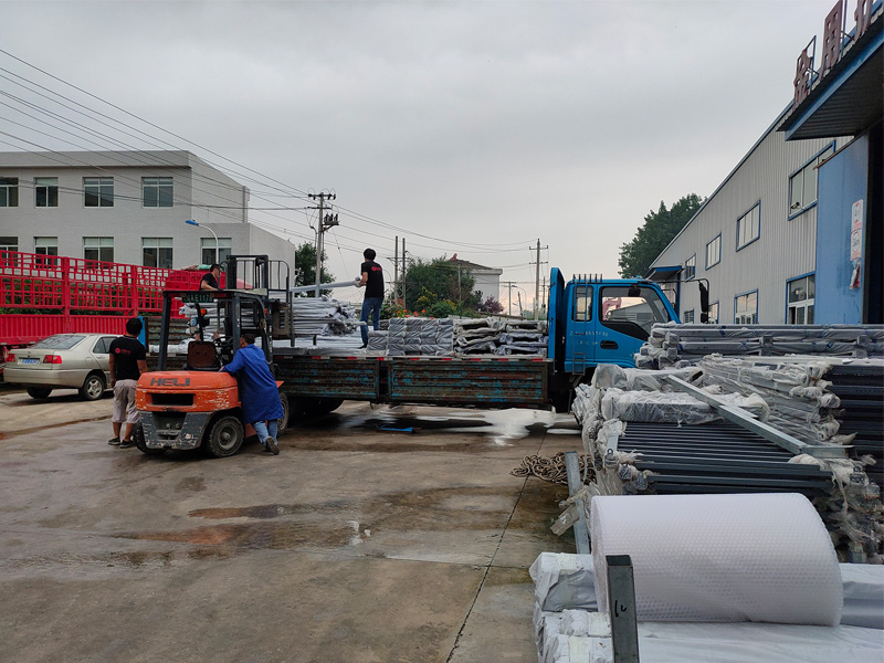 金用護欄2020年7月28日鋅鋼玻璃護欄裝車發貨！