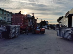 金用護欄2020年8月14日鋁合金陽臺護欄裝車發貨！