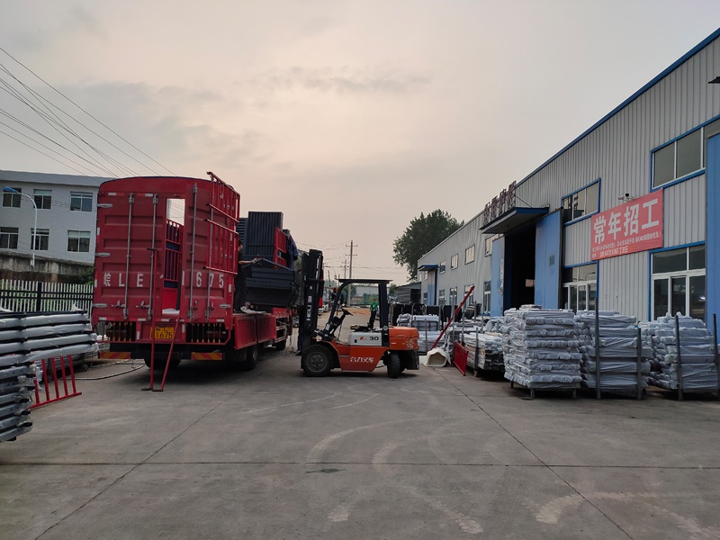 金用護欄2020年8月21日鋁合金百葉窗裝車發貨! 金用護欄2020年8月21日鋁合金百葉窗裝車發貨!