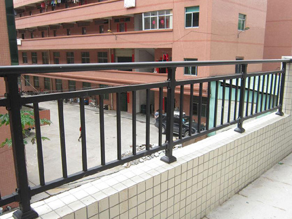 陽臺護(hù)欄清潔技巧