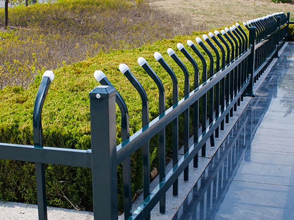 選擇鋅鋼柵欄廠(chǎng)家，這三點(diǎn)很重要！