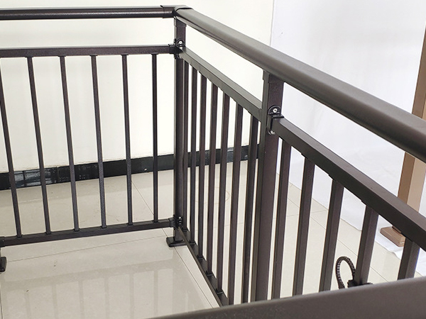 噴塑陽(yáng)臺(tái)護(hù)欄與噴漆陽(yáng)臺(tái)護(hù)欄相比有什么優(yōu)勢(shì)？