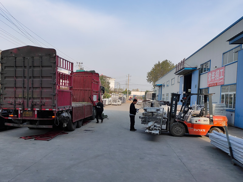 金用護欄2020年10月21日鋅鋼陽臺護欄裝車發貨！