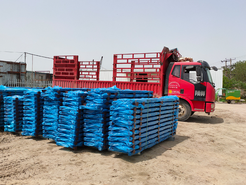 金用護欄2021年4月29日鋅鋼連廊護欄發貨！