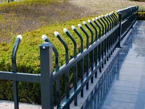 綠化護(hù)欄選什么材質(zhì)比較好? 綠化護(hù)欄選什么材質(zhì)比較好?