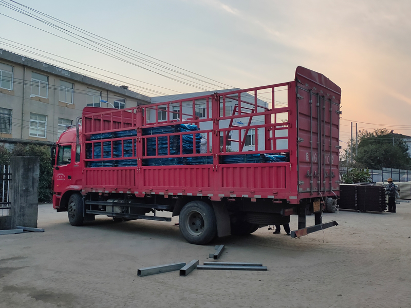 金用護欄2021年11月18日鋅鋼連廊護欄發貨！