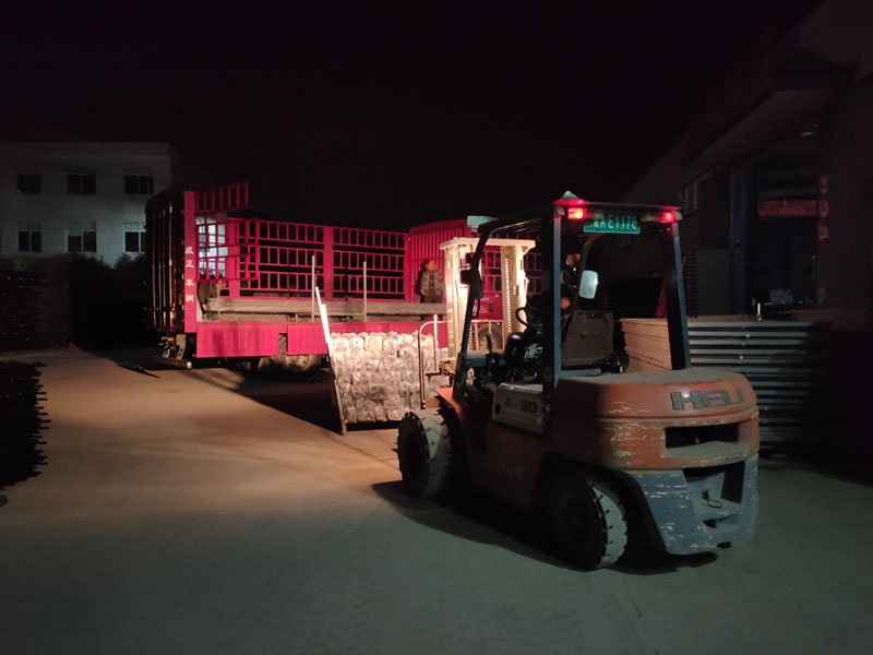 金用護欄2021年12月7日鋅鋼護欄裝車發貨！