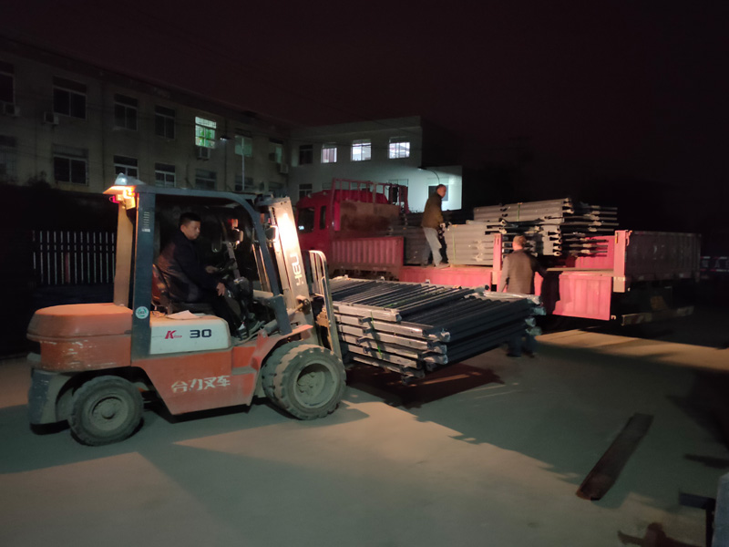 金用護欄2021年12月8日鋅鋼陽臺欄桿裝車發貨！