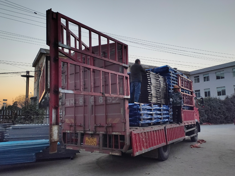 金用護欄2021年12月13日鋅鋼連廊欄桿裝車發貨！