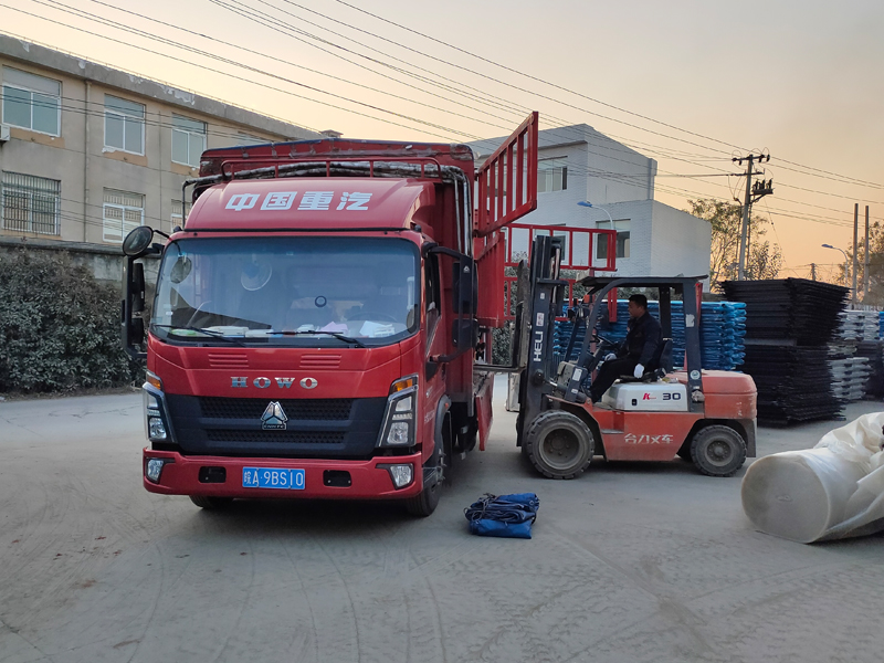 金用護欄2021年12月16日鋅鋼連廊欄桿裝車發(fā)貨！