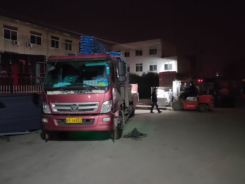 金用護欄2021年12月27日鋅鋼連廊欄桿裝車發貨！