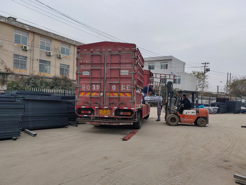 金用護欄2021年12月29日鋅鋼陽臺欄桿裝車發貨！