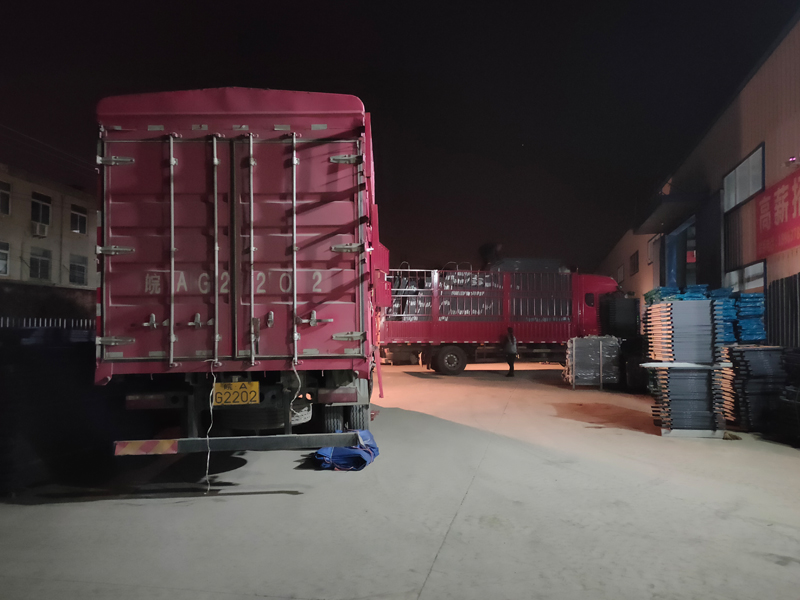 金用護(hù)欄2021年12月31日鋅鋼百葉窗裝車發(fā)貨! 金用護(hù)欄2021年12月31日鋅鋼百葉窗裝車發(fā)貨!