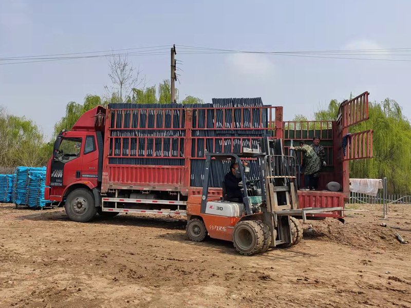 金用護(hù)欄2022年3月29日鋅鋼百葉窗裝車發(fā)貨！