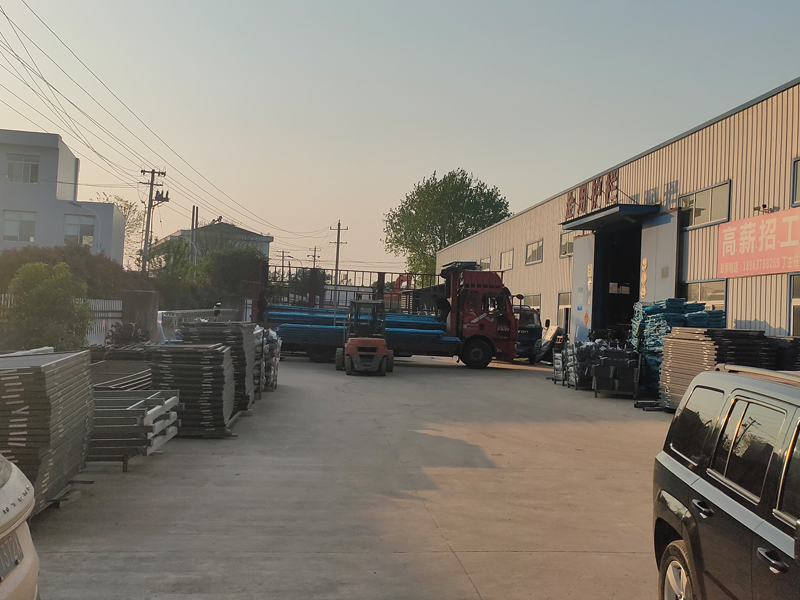 金用護(hù)欄2022年4月11日鋅鋼組裝欄桿裝車發(fā)貨！