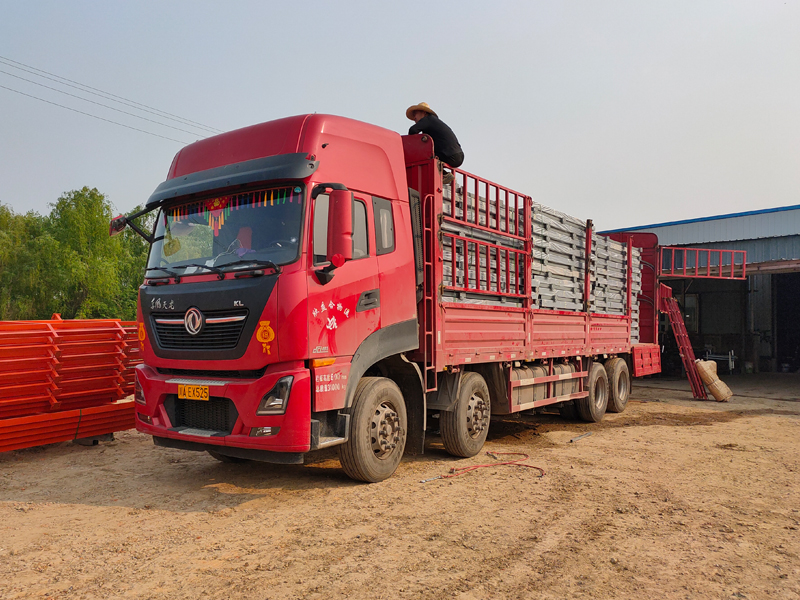 金用護欄2022年4月20日鋅鋼焊接護欄裝車發貨！