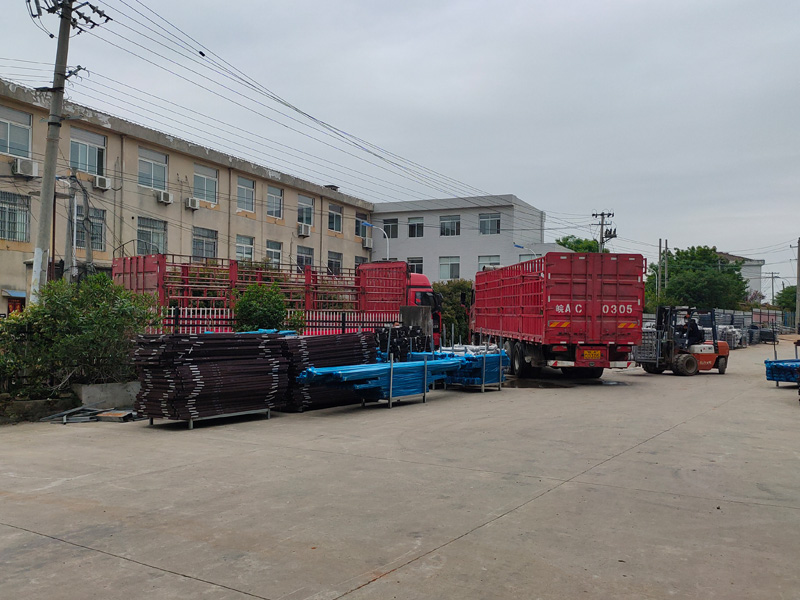 金用護(hù)欄2022年5月6日鋅鋼連廊欄桿裝車發(fā)貨！