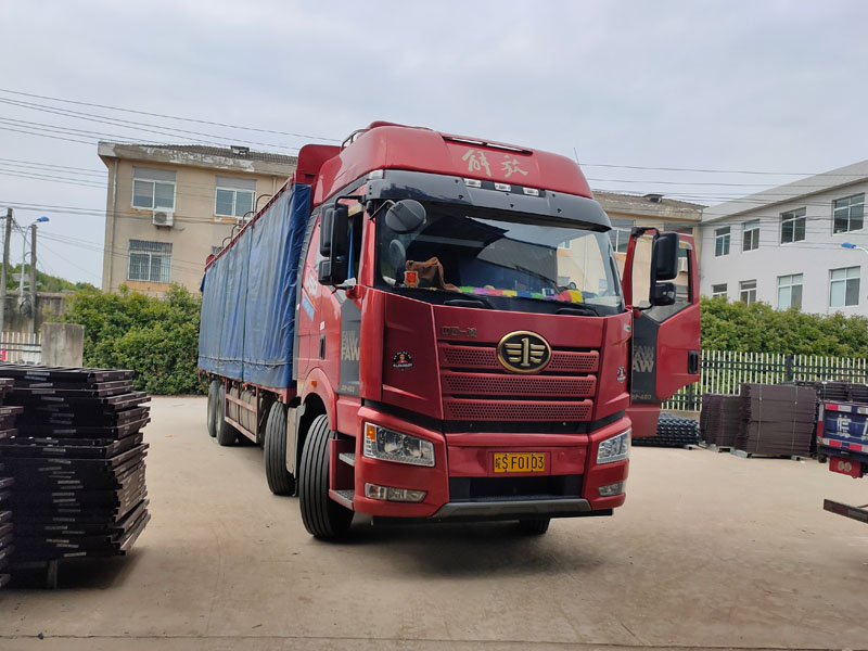 金用護(hù)欄2022年5月19日鋅鋼飄窗欄桿裝車發(fā)貨！