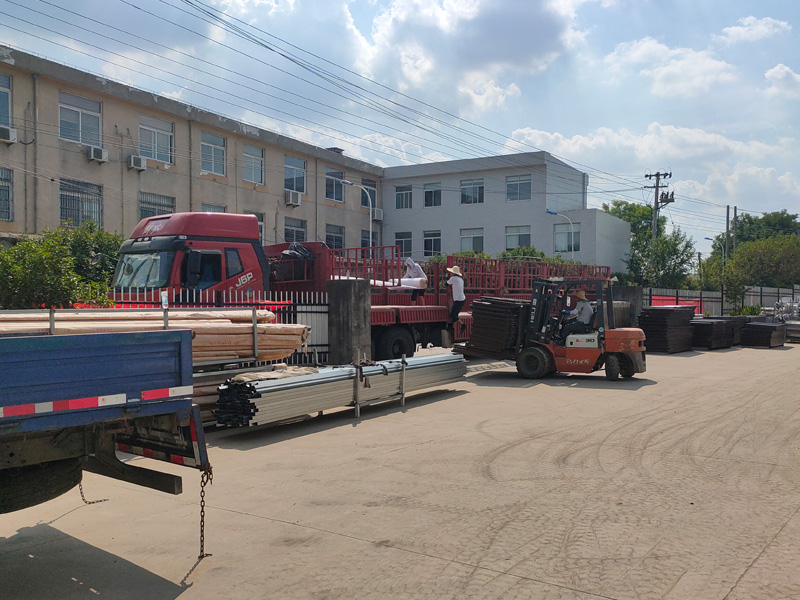 金用護(hù)欄2022年6月16日鋅鋼百葉窗裝車發(fā)貨！