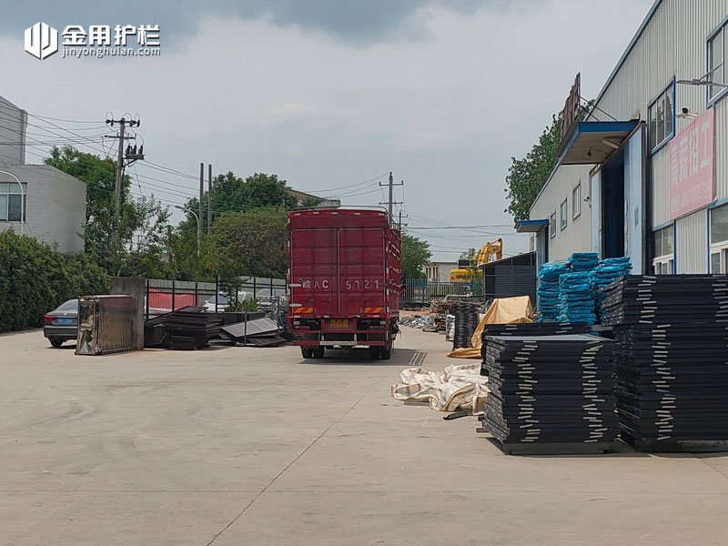 金用護欄2022年6月23日鋅鋼百葉窗裝車發(fā)貨！