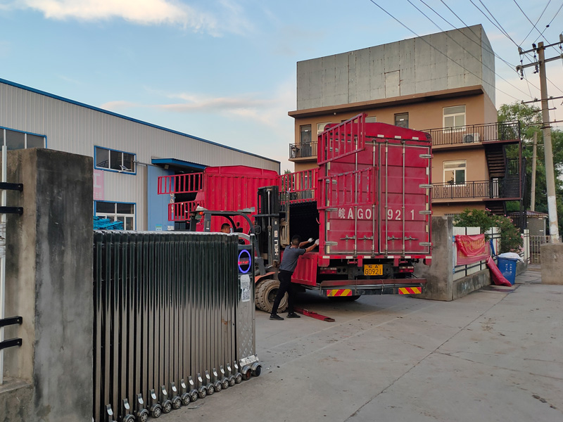 金用護欄2022年7月8日鋅鋼圍墻護欄裝車發貨! 金用護欄2022年7月8日鋅鋼圍墻護欄裝車發貨!