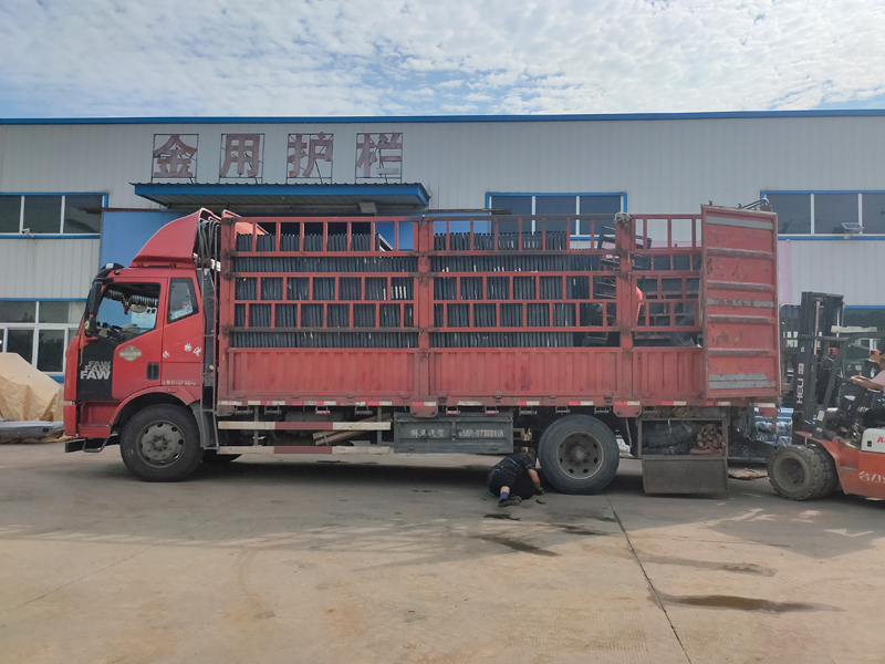 金用護欄2022年7月9日鋅鋼百葉窗裝車發貨！