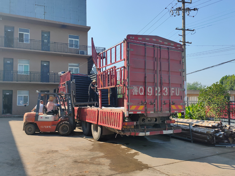 金用護欄2022年7月12日鋅鋼百葉窗裝車發貨！