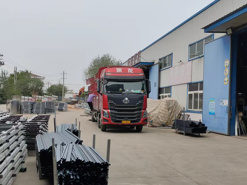 金用護(hù)欄2022年10月9日鋅鋼玻璃欄桿裝車發(fā)貨! 金用護(hù)欄2022年10月9日鋅鋼玻璃欄桿裝車發(fā)貨!