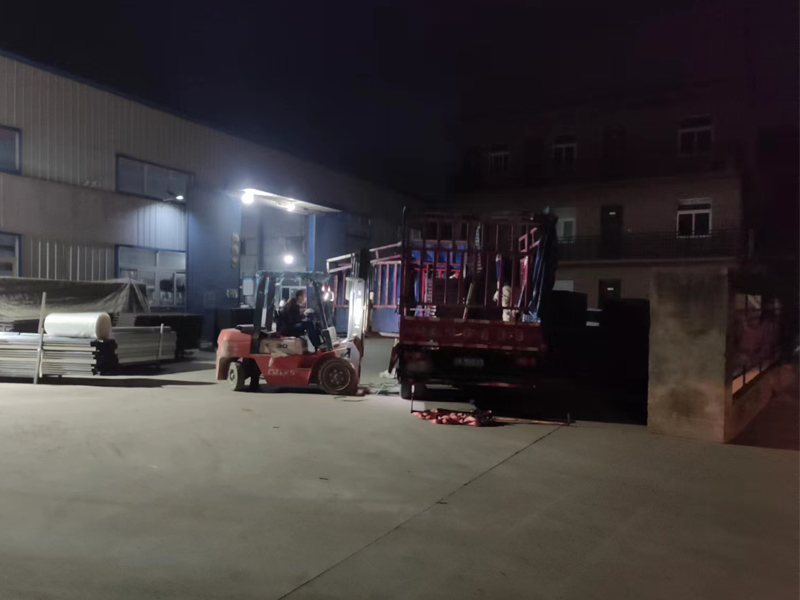 金用護欄2022年10月26日鋅鋼空調護欄裝車發貨！