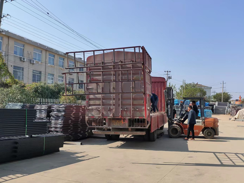 金用護欄2022年11月7日鋅鋼玻璃欄桿裝車發貨！