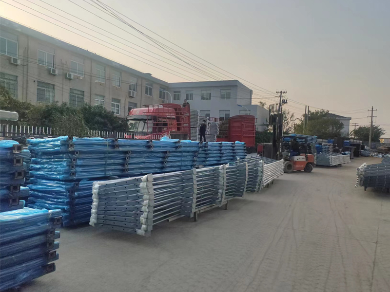 金用護欄2022年11月11日鋅鋼玻璃欄桿裝車發貨! 金用護欄2022年11月11日鋅鋼玻璃欄桿裝車發貨!