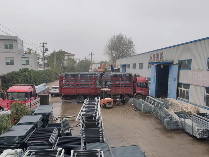 金用護欄2022年11月26日鋅鋼玻璃護欄裝車發貨！