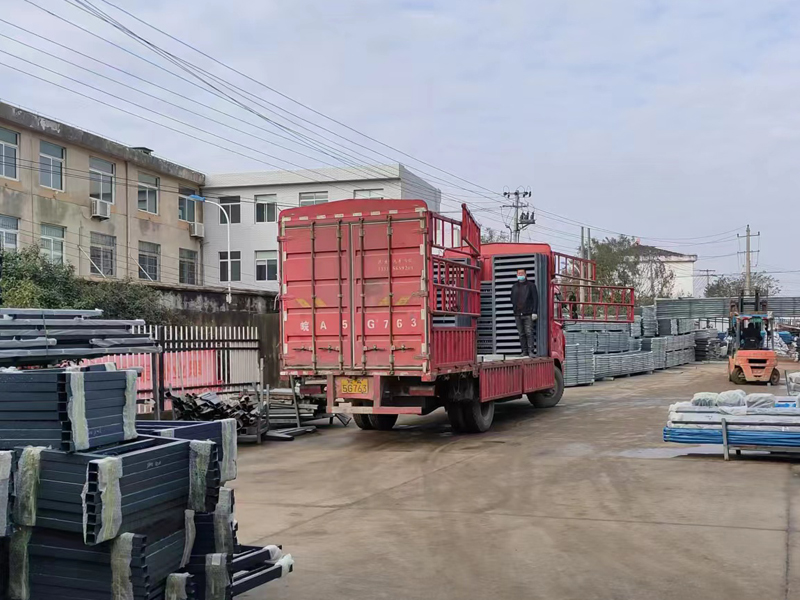 金用護欄2022年12月10日鋅鋼百葉窗裝車發貨！