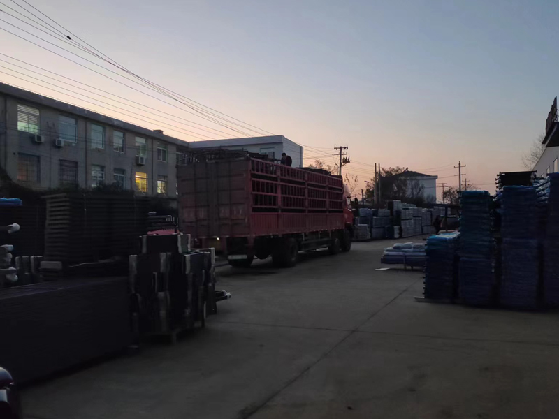 金用護(hù)欄2022年12月13日鋅鋼空調(diào)護(hù)欄裝車發(fā)貨！