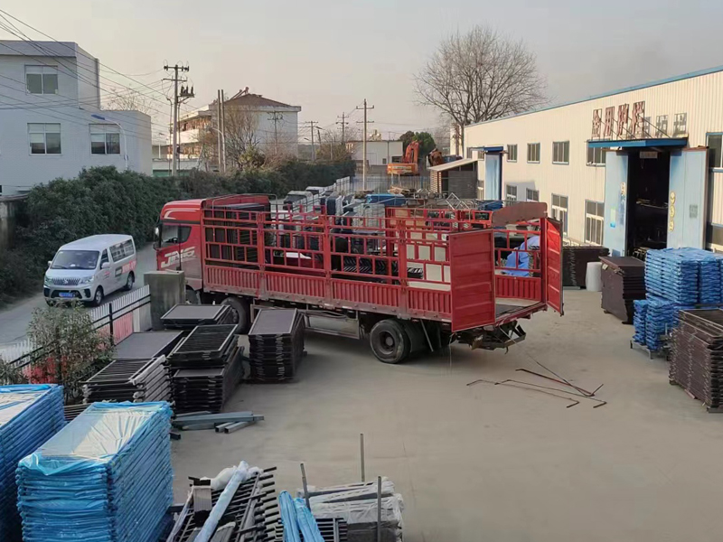 金用護(hù)欄2022年12月22日鋅鋼百葉窗裝車發(fā)貨！