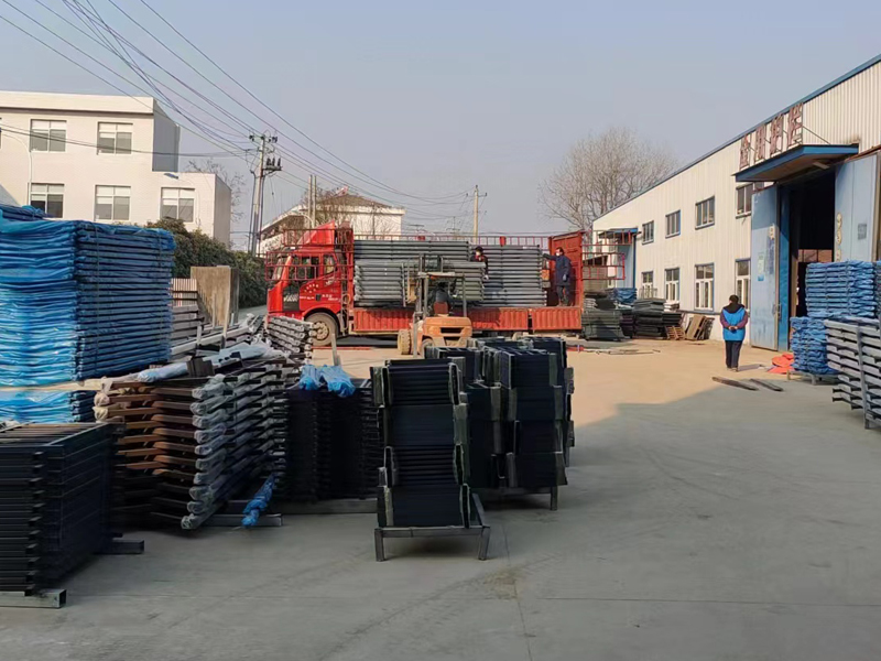 金用護(hù)欄2022年12月27日鋅鋼連廊欄桿裝車(chē)發(fā)貨！