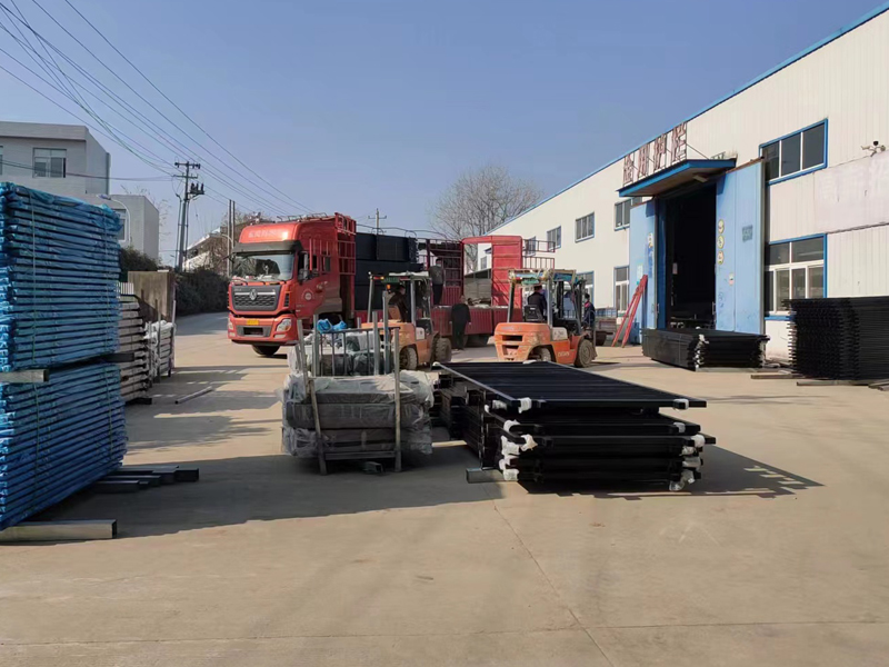  金用護(hù)欄2023年1月7日鋅鋼圍墻護(hù)欄裝車發(fā)貨！