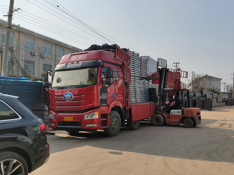 金用護(hù)欄2023年2月20日鋅鋼陽臺欄桿裝車發(fā)貨！