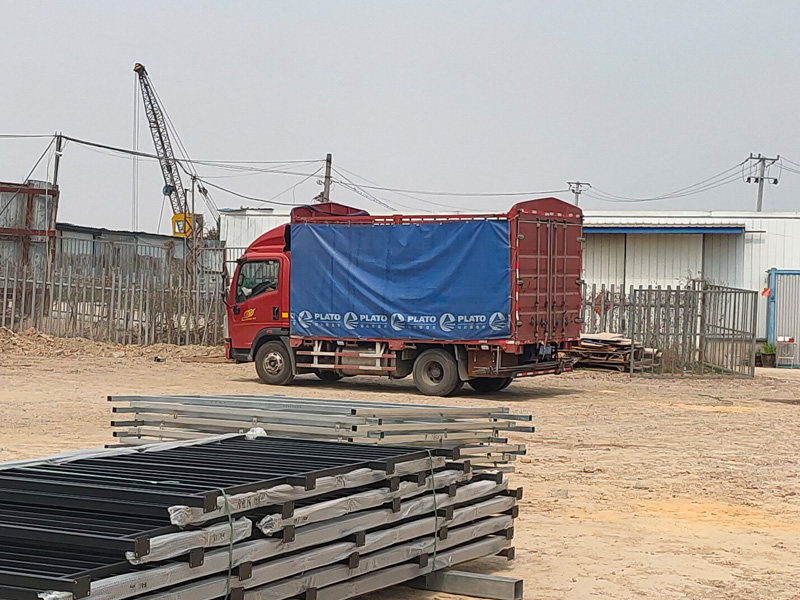 金用護欄2023年3月16日鋅鋼連廊欄桿裝車發貨！