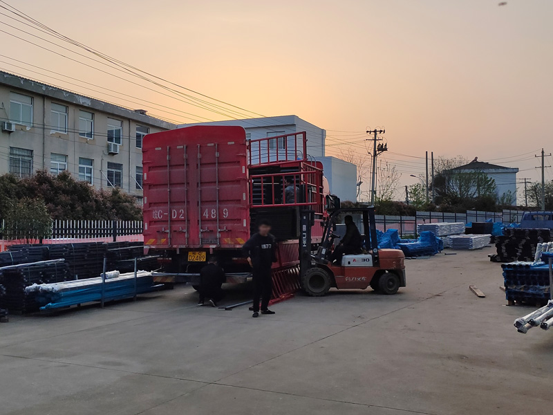 金用護欄2023年4月6日鋅鋼百葉窗裝車發貨！