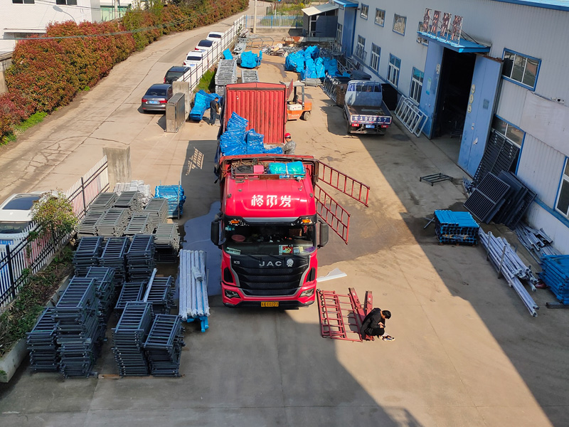金用護(hù)欄2023年4月7日鋅鋼護(hù)窗欄桿裝車發(fā)貨！