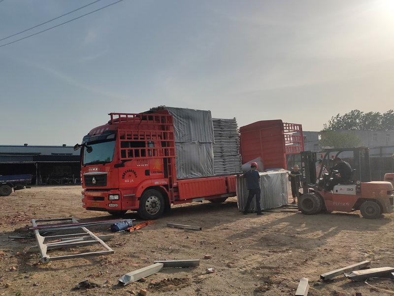 金用護欄2023年4月17日鋅鋼陽臺護窗欄桿裝車發(fā)貨！