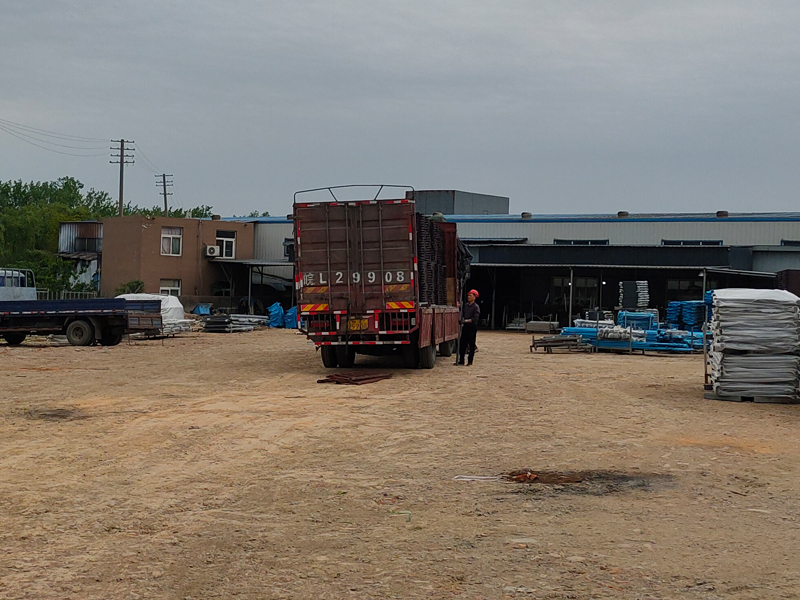 金用護(hù)欄2023年4月22日鋅鋼護(hù)窗欄桿裝車發(fā)貨！