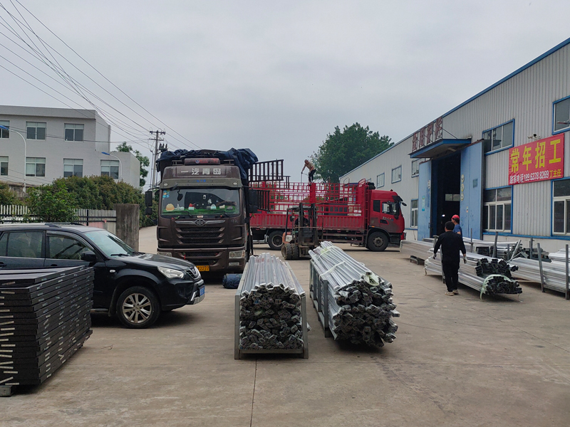 金用護(hù)欄2023年5月9日鋅鋼百葉窗裝車發(fā)貨！