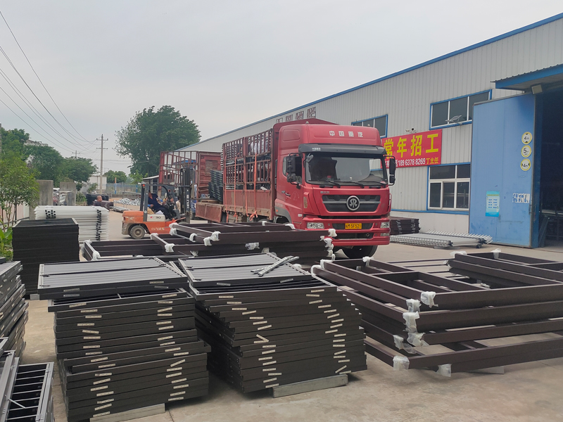 金用護(hù)欄2023年5月16日鋅鋼百葉窗裝車發(fā)貨！