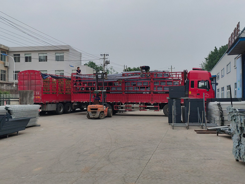 2023年6月2日鋅鋼玻璃護(hù)欄裝車發(fā)貨！